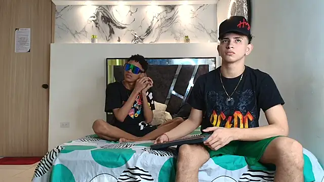 Snapshot of KING_OFF_BOYS chatting on October 18, 2025, 1:13 pm KING OFF BOYS online show from October 18, 2025, 1:13 pm