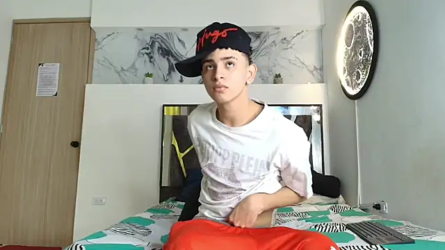 Snapshot of KING_OFF_BOYS chatting on October 21, 2025, 1:21 pm KING OFF BOYS online show from October 21, 2025, 1:21 pm