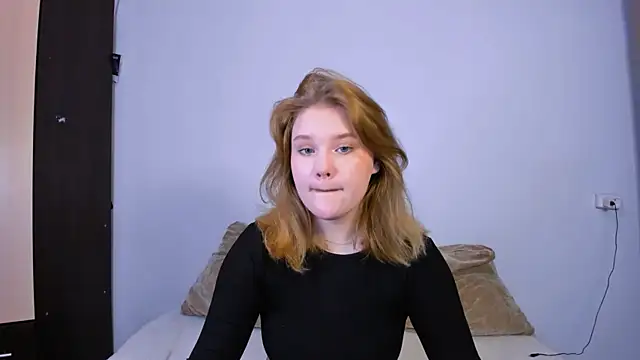 Snapshot of LaseyMoon chatting on September 24, 2025, 11:50 am LaseyMoon online show from September 24, 2025, 11:50 am