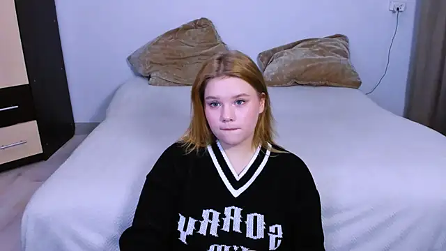 Snapshot of LaseyMoon chatting on October 4, 2025, 11:12 am LaseyMoon online show from October 4, 2025, 11:12 am