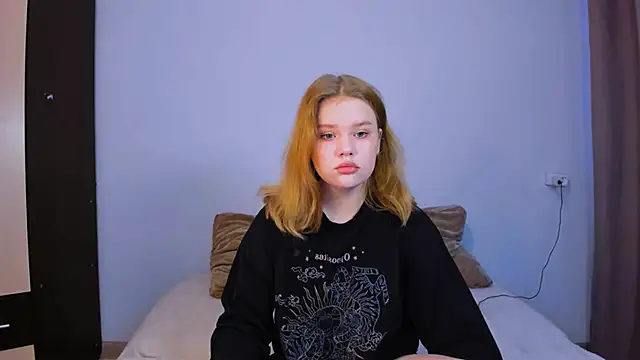 Snapshot of LaseyMoon chatting on October 12, 2025, 1:40 am LaseyMoon online show from October 12, 2025, 1:40 am