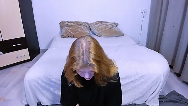 Snapshot of LaseyMoon chatting on October 8, 2025, 11:34 am LaseyMoon online show from October 8, 2025, 11:34 am