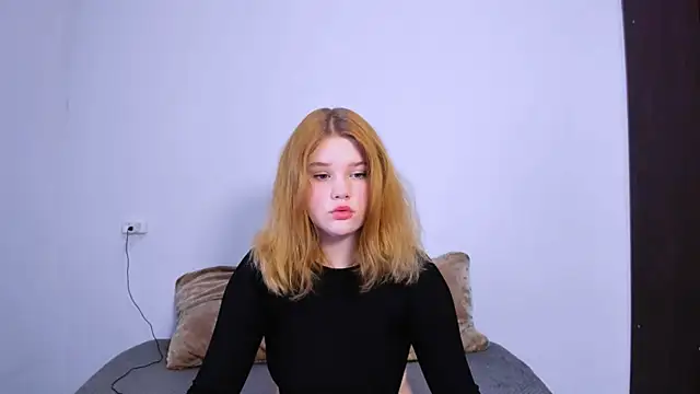 Snapshot of LaseyMoon chatting on October 13, 2025, 10:10 pm LaseyMoon online show from October 13, 2025, 10:10 pm