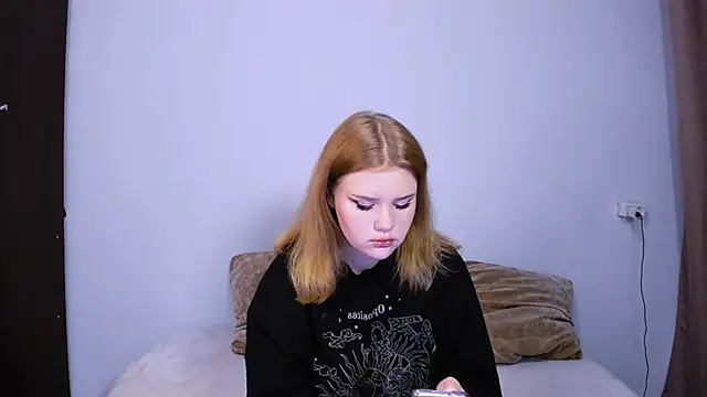 Snapshot of LaseyMoon chatting on September 30, 2025, 11:11 pm LaseyMoon online show from September 30, 2025, 11:11 pm