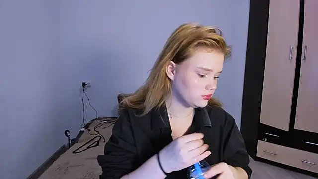 LaseyMoon online show from November 21, 2025, 9:19 am