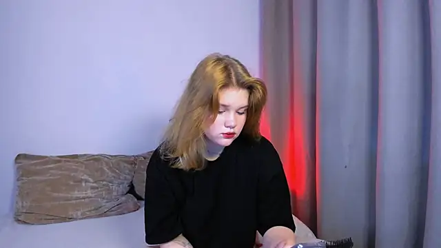 Snapshot of LaseyMoon chatting on September 26, 2025, 11:17 am LaseyMoon online show from September 26, 2025, 11:17 am