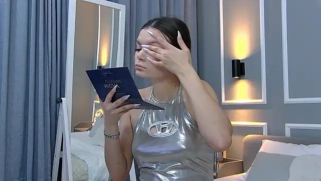 AsterQuinn online show from February 5, 2026, 3:52 pm