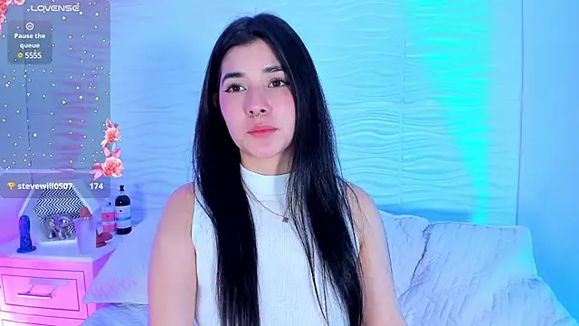 NicoleDallas online show from March 18, 2025, 7:33 pm