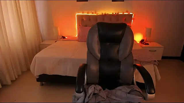 Snapshot of Emily_Warren_ chatting on October 2, 2025, 8:01 pm Emily Warren online show from October 2, 2025, 8:01 pm