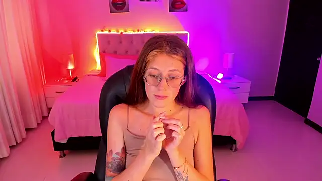 Emily Warren  online show from January 13, 2026, 8:24 pm