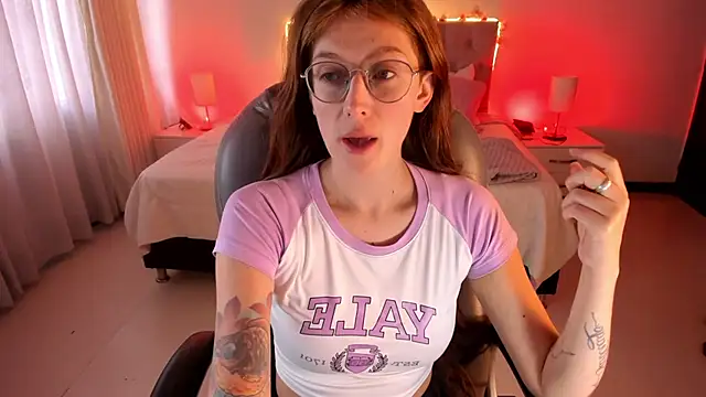 Snapshot of Emily_Warren_ chatting on October 1, 2025, 8:24 pm Emily Warren online show from October 1, 2025, 8:24 pm