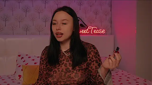 Snapshot of ElliSweetTease chatting on October 9, 2025, 2:12 am ElliSweetTease online show from October 9, 2025, 2:12 am