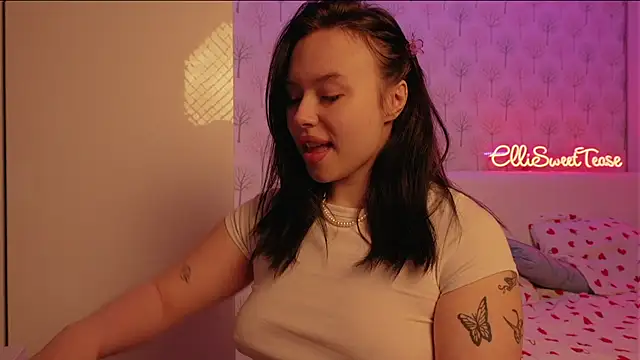 Snapshot of ElliSweetTease chatting on October 6, 2025, 2:24 am ElliSweetTease online show from October 6, 2025, 2:24 am