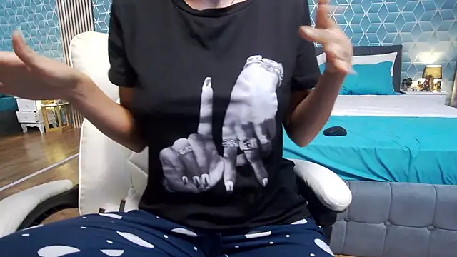 zoeylarkens online show from October 3, 2025, 1:23 pm