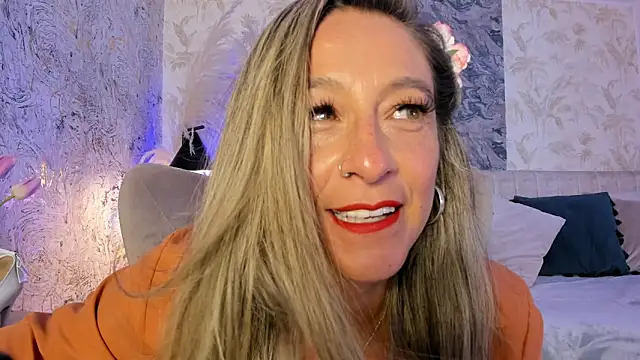 Liannaa  online show from April 14, 2026, 8:25 pm