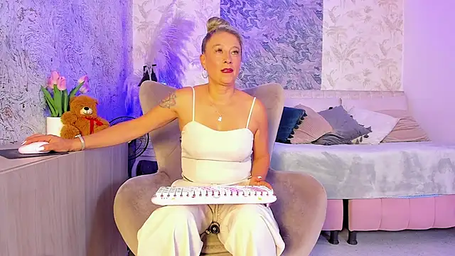 Liannaa  online show from July 8, 2026, 7:25 pm