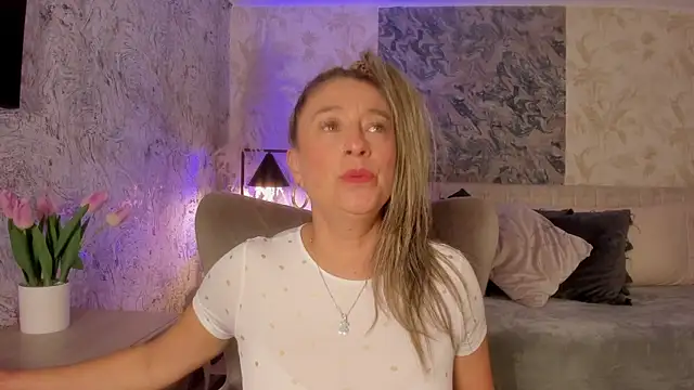 Liannaa  online show from October 10, 2025, 7:58 pm