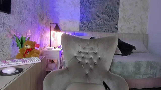 Liannaa  online show from November 8, 2025, 8:01 pm