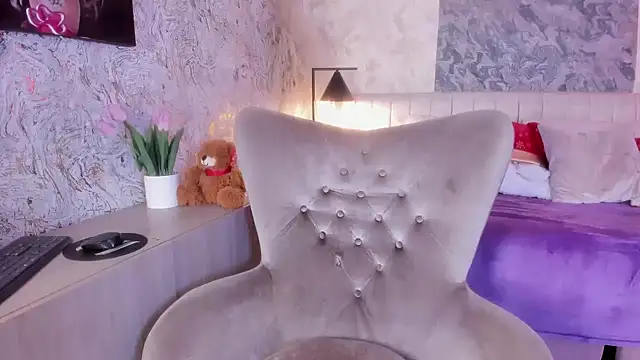 Arianaa collins online show from December 22, 2025, 11:54 am