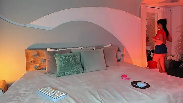 Elizabeth clark  online show from October 16, 2025, 8:06 pm