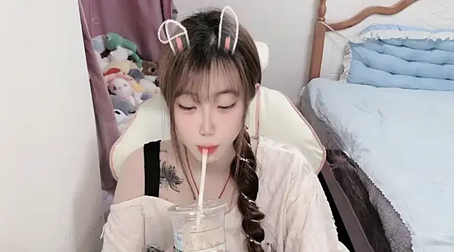 vivian-vv online show from March 10, 2025, 7:33 am
