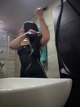 Mila LS online show from November 28, 2025, 1:11 pm