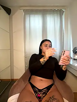 Snapshot of milabigassxoxo chatting on September 30, 2025, 12:22 pm milabigassxoxo online show from September 30, 2025, 12:22 pm