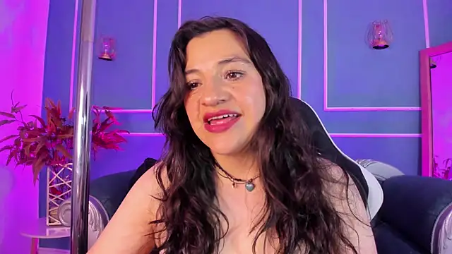 Snapshot of TaraTaylorr chatting on October 2, 2025, 2:15 am TaraTaylorr online show from October 2, 2025, 2:15 am