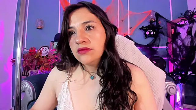 Snapshot of TaraTaylorr chatting on October 29, 2025, 2:32 am TaraTaylorr online show from October 29, 2025, 2:32 am