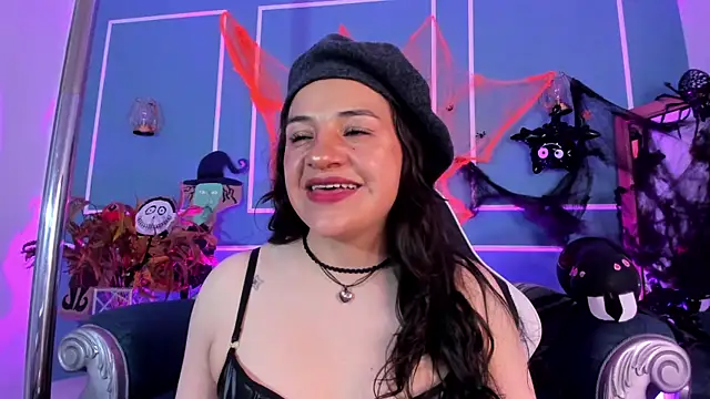 Snapshot of TaraTaylorr chatting on October 28, 2025, 2:45 am TaraTaylorr online show from October 28, 2025, 2:45 am