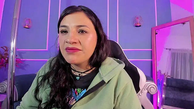 Snapshot of TaraTaylorr chatting on October 15, 2025, 2:21 am TaraTaylorr online show from October 15, 2025, 2:21 am