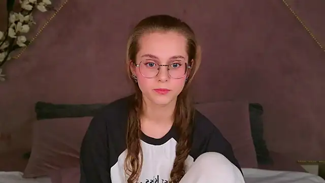 Snapshot of RileyMimicho chatting on September 24, 2025, 8:37 pm RileyMimicho online show from September 24, 2025, 8:37 pm