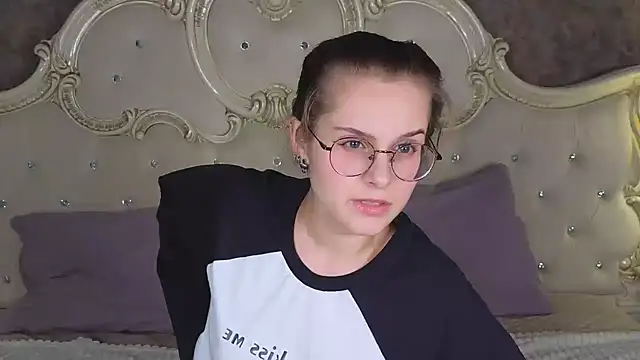 Snapshot of RileyMimicho chatting on October 5, 2025, 8:54 pm RileyMimicho online show from October 5, 2025, 8:54 pm