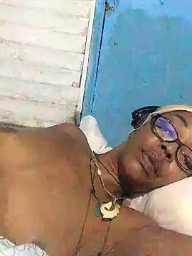 Snapshot of Ladyzee25 chatting on October 6, 2025, 4:02 am Ladyzee25 online show from October 6, 2025, 4:02 am