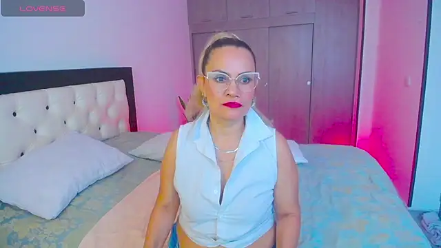 Snapshot of CarolinneFiotti chatting on October 4, 2025, 4:08 pm CarolinneFiotti online show from October 4, 2025, 4:08 pm