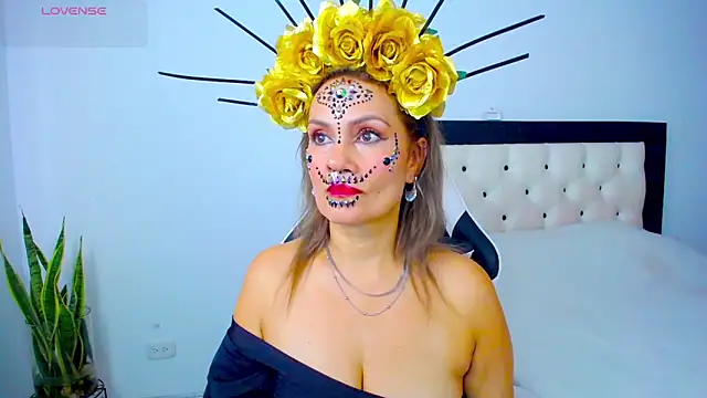 Snapshot of CarolinneFiotti chatting on October 31, 2025, 4:36 pm CarolinneFiotti online show from October 31, 2025, 4:36 pm