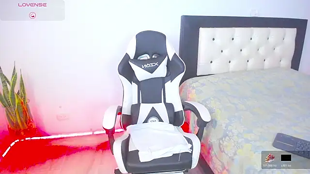 Snapshot of CarolinneFiotti chatting on October 29, 2025, 12:59 pm CarolinneFiotti online show from October 29, 2025, 12:59 pm