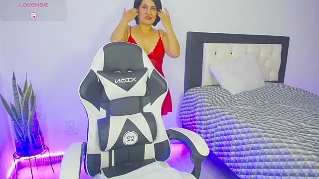 Snapshot of CarolinneFiotti chatting on October 19, 2025, 7:49 pm CarolinneFiotti online show from October 19, 2025, 7:49 pm