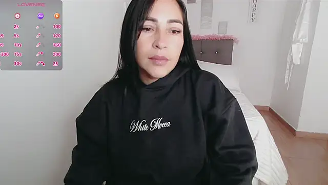 luna lgomez  online show from October 15, 2025, 12:02 pm