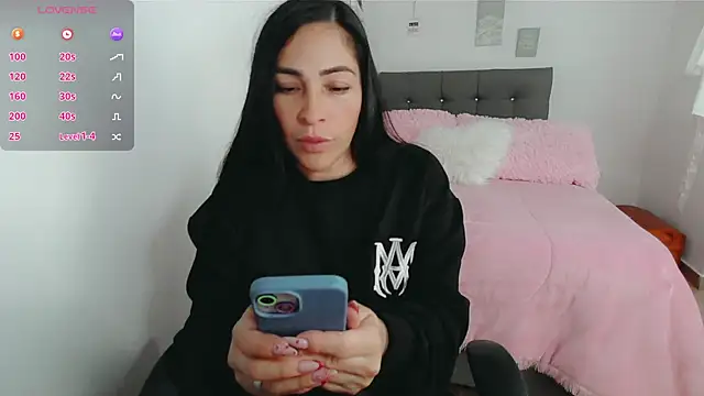 luna lgomez  online show from December 23, 2025, 5:18 am