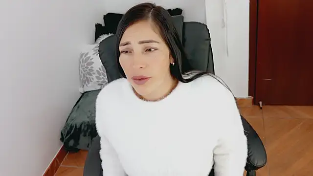 luna lgomez  online show from April 7, 2026, 11:01 am