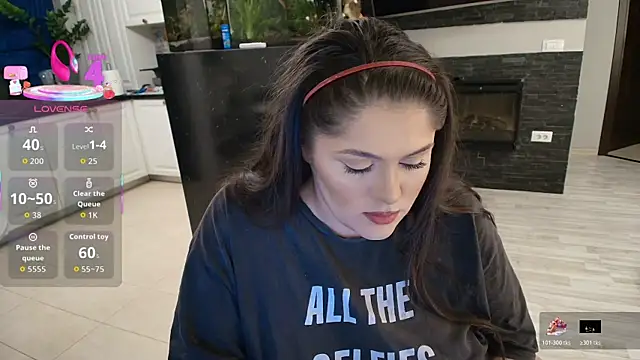 Snapshot of Layla- chatting on October 20, 2025, 4:07 pm Layla- online show from October 20, 2025, 4:07 pm