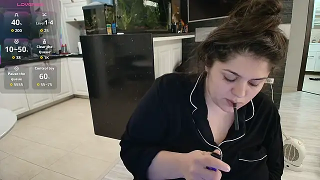 Layla- online show from November 22, 2025, 11:42 am