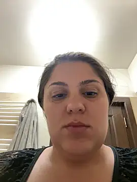 Snapshot of Layla- chatting on October 6, 2025, 9:59 pm Layla- online show from October 6, 2025, 9:59 pm