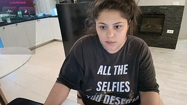 Snapshot of Layla- chatting on September 24, 2025, 12:22 pm Layla- online show from September 24, 2025, 12:22 pm