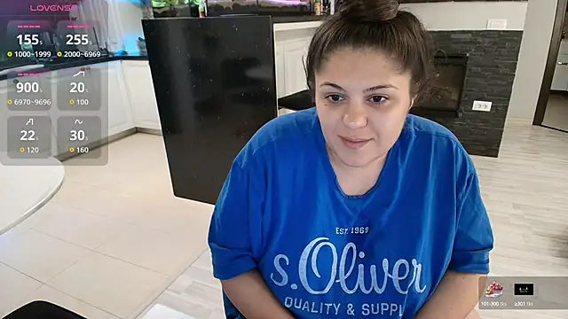 Snapshot of Layla- chatting on September 25, 2025, 10:21 am Layla- online show from September 25, 2025, 10:21 am