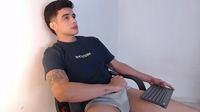 Snapshot of adam_levis17 chatting on October 14, 2025, 3:45 pm adam levis17 online show from October 14, 2025, 3:45 pm