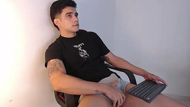 Snapshot of adam_levis17 chatting on October 15, 2025, 4:00 am adam levis17 online show from October 15, 2025, 4:00 am