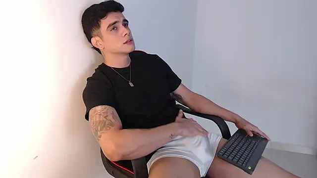 Snapshot of adam_levis17 chatting on October 5, 2025, 5:53 am adam levis17 online show from October 5, 2025, 5:53 am