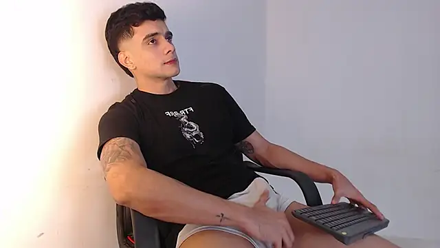 Snapshot of adam_levis17 chatting on October 23, 2025, 6:45 am adam levis17 online show from October 23, 2025, 6:45 am